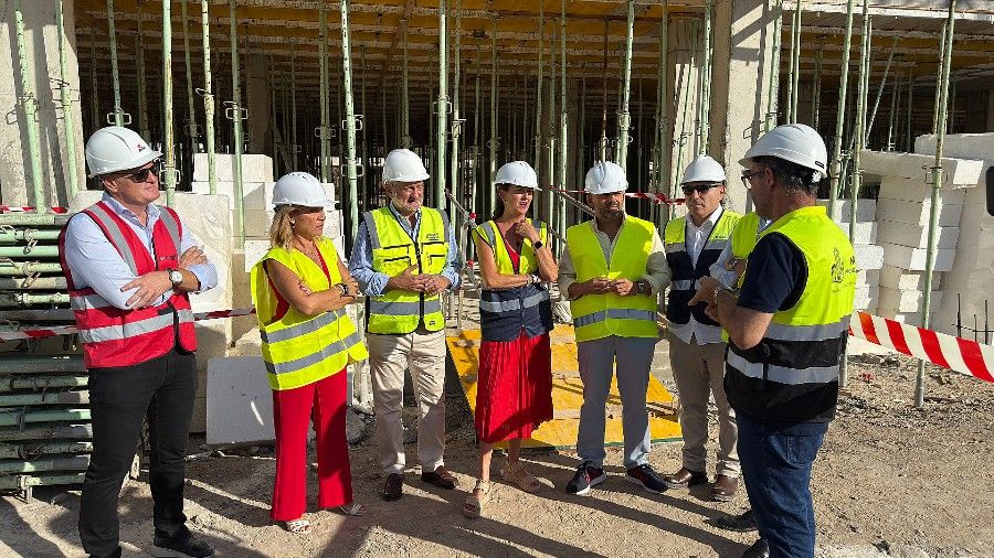 LAS AUTORIDADES DE ALMERÍA VISITAN LAS OBRAS DE LA NUEVA RESIDENCIA DE FAAM VIVIR COMO EN CASA, EJECUTADAS EN EL 12%