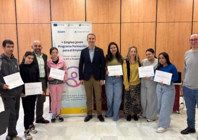 El presidente de FAAM y el delegado de empleo, entregan los diplomas del curso limpieza de superficies y mobiliario y edificios y locales, financiando por la Fundación La Caixa y el Fondo Social Europeo 
